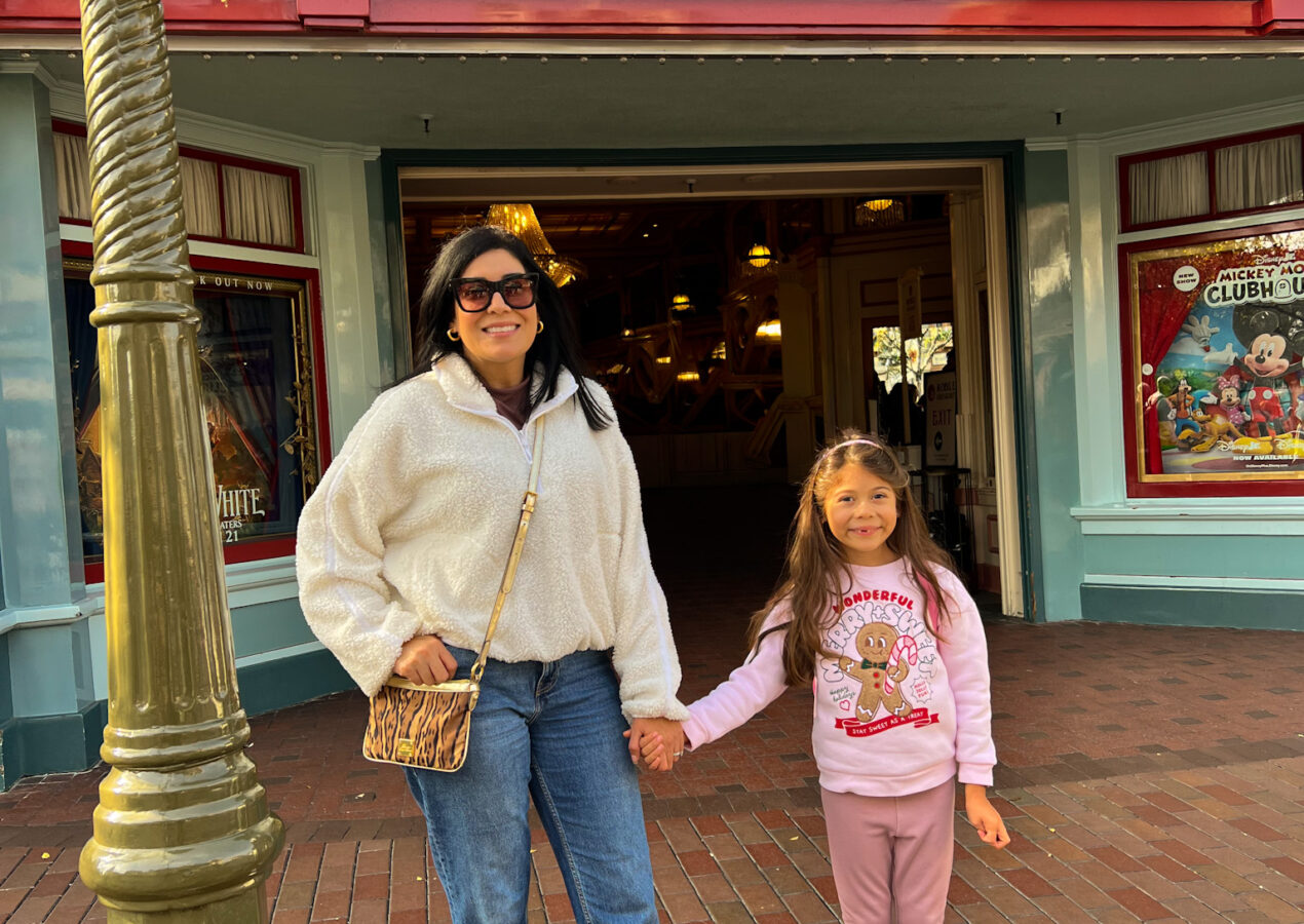 Visiting Disneyland During the Holidays with Kids: Full Guide